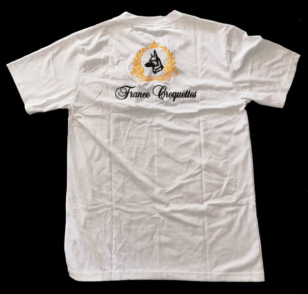 Image du t-shirt col V de qualité avec le logo France Croquettes exprimant la passion pour le sport canin et l'engagement envers la qualité de France Croquettes.